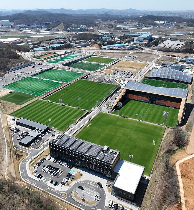 코리아풋볼파크 공식 개관
(천안=연합뉴스) 류영석 기자 = 7일 공식 개관한 충남 천안 코리아풋볼파크 전경 모습. 2026.4.7
ondol@yna.co.kr
(끝)
<저작권자(c) 연합뉴스, 무단 전재-재배포, AI 학습 및 활용 금지>