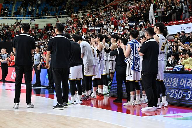 함지훈의 마지막을 지켜보는 LG 선수단. 사진제공=KBL