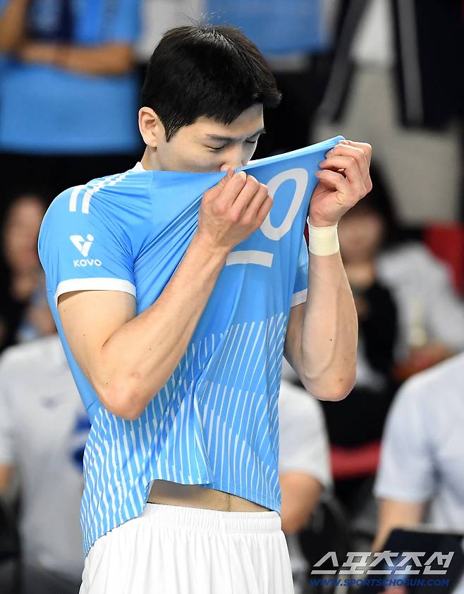 8일 천안 유관순체육관에서 열린 배구 V리그 남자부 챔피언결정전 4차전 현대캐피탈과 대한항공의 경기. 땀을 닦고 있는 대한항공 정지석. 천안=송정헌 기자songs@sportschosun.com/2026.04.08/