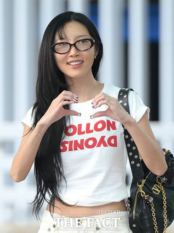 가수 화사가 9일 오후 6시 신곡 'So Cute'를 발매한고 컴백한다. 사진은 화사가 지난해 9월 18일 인천국제공항을 통해 싱가포르로 출국하는 모습이다./장윤석 기자