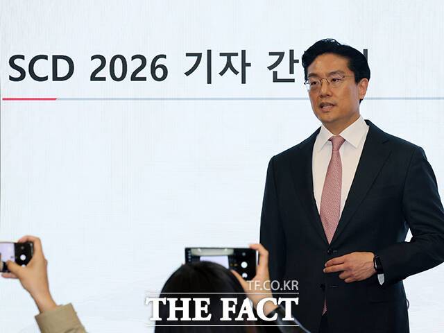 코스닥 시대장주였던 삼천당제약 주가가 급락하면서 삼천당제약을 주요 종목으로 담았던 코스닥·바이오 액티브 상장지수펀드(ETF)들도 희비가 엇갈렸다. 전인석 삼천당제약 대표가 6일 오후 서울 서초구 삼천당제약 본사에서 열린 기자간담회에 참석해 목을 축이고 있다. /박헌우 기자