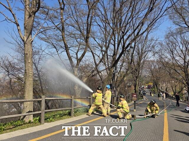 서울 중부소방서가 8일 오후 2시께 봄철 건조기 산림 화재에 대비해 신형 장비인 Y카플링을 도입하고 이를 활용한 산림화재 대비 긴급대응 소방훈련을 실시했다./ 김태연 기자