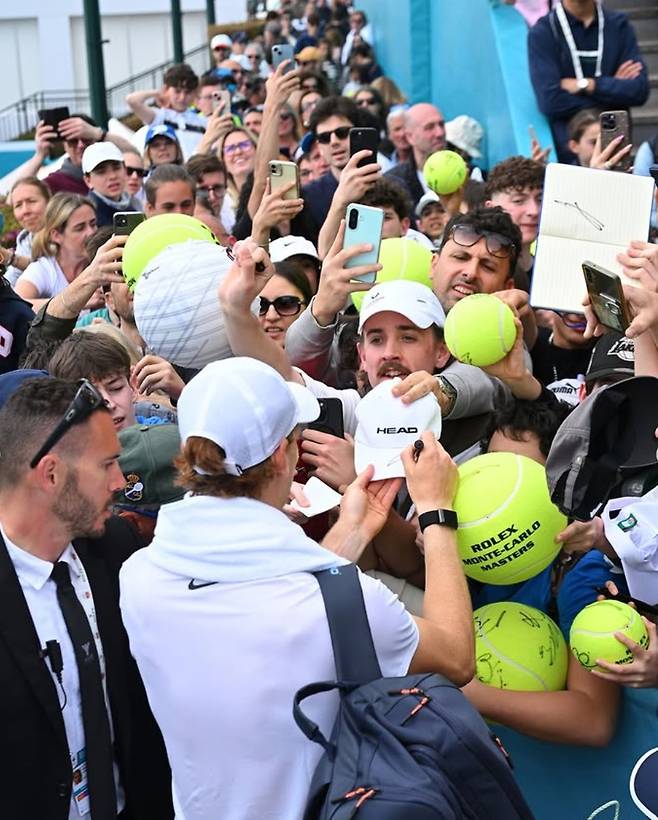 경기 후 팬들에게 사인하는 시너. 개인 SNS