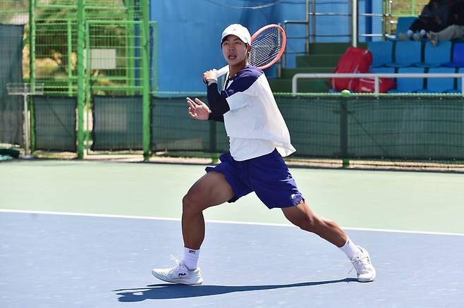 8일 주니어선수권 18세부 남자단식 준결승에서 포핸드를 구사하는 조민혁. 대한테니스협회