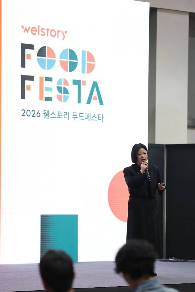 세계적인 미식 평가 가이드 '월드 50 베스트 레스토랑' 한국 의장인 최정윤 난로학원 의장이 8일 서울 양재 aT센터에서 진행한 삼성웰스토리의 B2B 식음박람회인 '2026 웰스토리 푸드페스타'에서 '한식과 미식의 경계'라는 주제로 강연하고 있다. 삼성웰스토리 제공