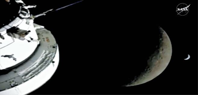 저 멀리 보이는 지구 - 미국 항공우주국(NASA)의 유인 달 탐사선 아르테미스 2호에서 7일(한국 시각) 촬영한 사진. 오리온 우주선과 멀리 보이는 지구(가장 오른쪽), 달이 한 화면에 담겼다. 아르테미스 2호는 이날 인류 역사상 지구로부터 가장 먼 40만6778㎞ 지점에 도달했다. /NASA