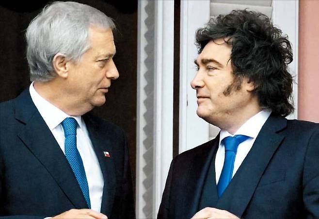 6일 아르헨티나 부에노스아이레스 대통령궁에서 호세 안토니오 카스트(왼쪽) 칠레 대통령과 하비에르 밀레이 대통령이 마주보고 있다. /AFP 연합뉴스