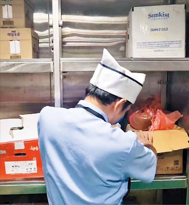 비축해둔 식료품 창고  어느 한국 국적 선박 안에서 근무 중인 선원이 식료품 창고의 재고 현황을 살펴보고 있다. /HMM 해원연합 노조