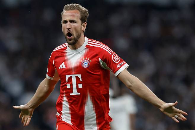 <YONHAP PHOTO-2754> TOPSHOT - Bayern Munich's English forward #09 Harry Kane celebrates scoring his team's second goal during the UEFA Champions League quarter final first leg football match between Real Madrid CF and FC Bayern Munich at Santiago Bernabeu Stadium in Madrid on April 7, 2026. (Photo by Oscar DEL POZO / AFP)/2026-04-08 07:58:29/<저작권자 ⓒ 1980-2026 ㈜연합뉴스. 무단 전재 재배포 금지, AI 학습 및 활용 금지>