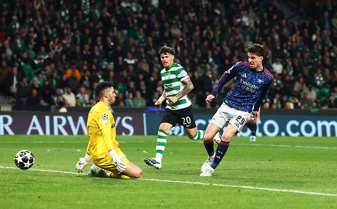 <YONHAP PHOTO-2510> Soccer Football - UEFA Champions League - Quarter Final - First Leg - Sporting CP v Arsenal - Estadio Jose Alvalade, Lisbon, Portugal - April 7, 2026 Arsenal's Kai Havertz scores their first goal past Sporting CP's Rui Silva REUTERS/Pedro Nunes/2026-04-08 06:31:46/<저작권자 ⓒ 1980-2026 ㈜연합뉴스. 무단 전재 재배포 금지, AI 학습 및 활용 금지>