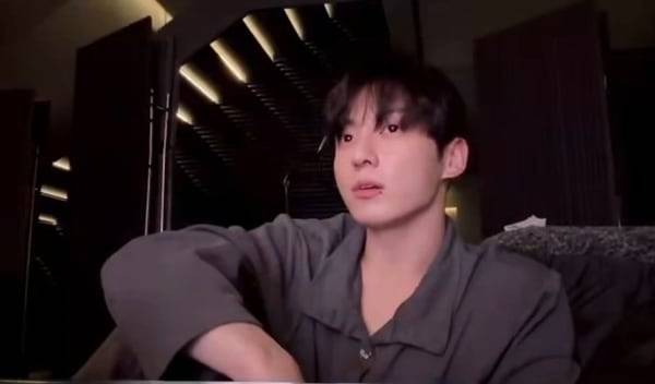 방탄소년단(BTS) 정국이 라이브 방송을 하고 있다. /위버스