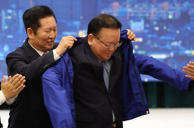 정청래 더불어민주당 정청래 대표가 8일 대구에서 열린 더불어민주당 현장 최고위원회의에서 대구시장 후보인 김부겸 전 국무총리에게 당 점퍼를 입혀주고 있다./연합뉴스