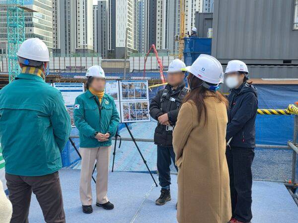 지난해 3월 6일 과천 디에트르 퍼스티지 아파트 공사 현장에서 대방건설 직원들이 안전 점검을 실시하고 있다. /대방건설 제공