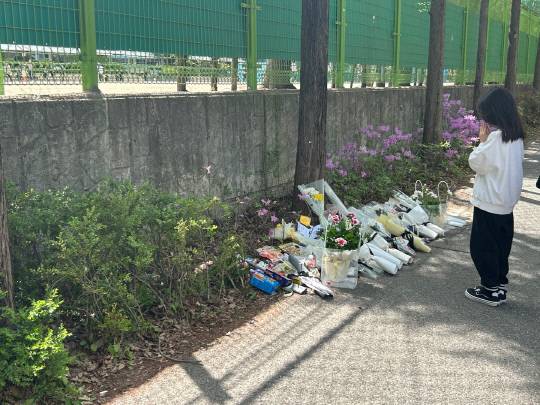 대전 서구 둔산동 어린이보호구역(스쿨존) 내 음주운전 사고 현장에서 한 어린이가 기도하고 있다. 대전일보DB