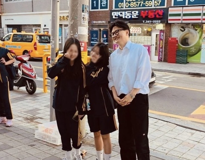 한동훈 전 국민의힘 대표가 8일 부산 북구에서 학생들과 사진을 촬영하고 있다. ⓒ한동훈 전 국민의힘 대표 인스타그램