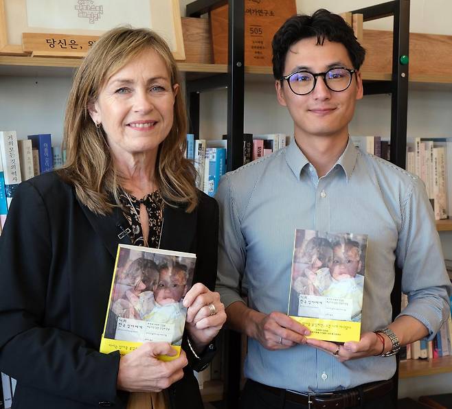 7일 출간된 ‘너의 한국 엄마에게’를 쓴 크리스틴 몰비크 보튼마르크 씨(왼쪽)가 아들 안데르스 현 몰비크 보튼마르크 씨와 방한했다. 입양모이자 사회학자인 그는 한국계 입양인 수십 명을 인터뷰해 입양 산업의 민낯을 드러냈다. 푸른숲 제공