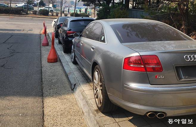 인천 연수구 옥련동 옛 송도유원지 인근 이면도로에 번호판을 뗀 수출용 중고차들이 인도를 점령한 채 줄지어 불법 주차돼 있다. 황금천 기자 kchwang@donga.com