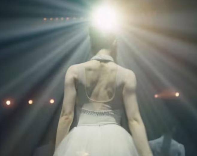 전 피겨스케이팅 국가대표 김연아가 구글 인공지능(AI) ‘제미나이’ 캠페인 영상에서 발레 동작을 선보이고 있다. 
유튜브 화면 캡처전 피겨스케이팅 국가대표 김연아가 구글 인공지능(AI) ‘제미나이’ 캠페인 영상에서 발레 동작을 선보이고 있다. 
유튜브 화면 캡처