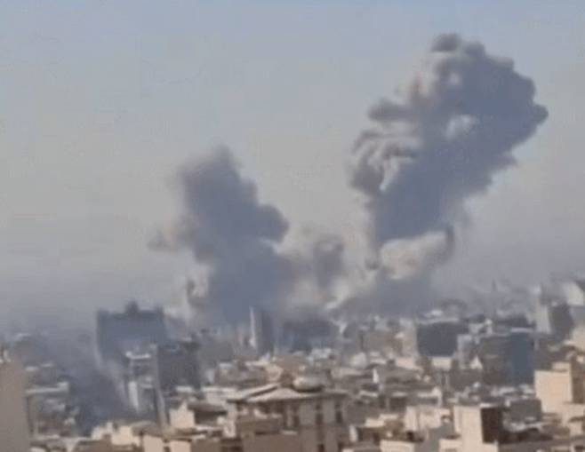 2월 28일 미국과 이스라엘이 이란 전역에 걸쳐 공습을 감행했다. 당시 소셜미디어 X에서 확산한 영상 갈무리