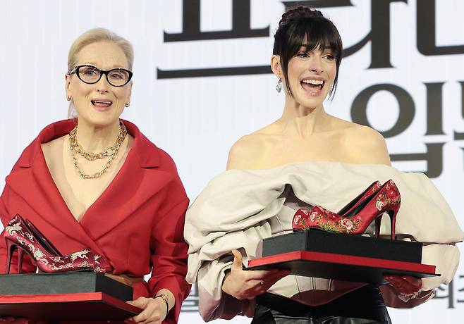 배우 메릴 스트립과 앤 해서웨이(오른쪽)가 8일 서울 종로구 포시즌스 호텔 서울에서 열린 영화 ‘악마는 프라다를 입는다 2’(감독 데이빗 프랭클) 내한 기자간담회에 참석해 꽃신을 선물 받고 행복한 미소를 짓고 있다. ‘악마는 프라다를 입는다 2’는 전설적인 패션 매거진 런웨이의 편집장 미란다(메릴 스트립 분)와 20년 만에 기획 에디터로 돌아온 앤디(앤 해서웨이 분)가 럭셔리 브랜드의 임원이 된 에밀리(에밀리 블런트 분)와 재회하고, 완전히 달라진 미디어 환경 속에서 다시 한 번 패션계의 주도권을 잡기 위해 모든 커리어를 거는 이야기다. 2026.4.8 ⓒ 뉴스1