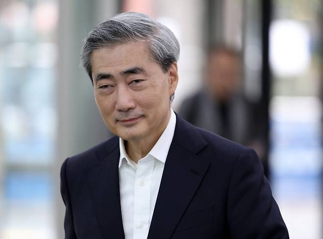 신현송 한국은행 총재 후보자가 6일 서울 중구 한화금융플라자에 마련된 인사 청문회 준비 사무실로 출근하고 있다. 2026.04.06 뉴시스