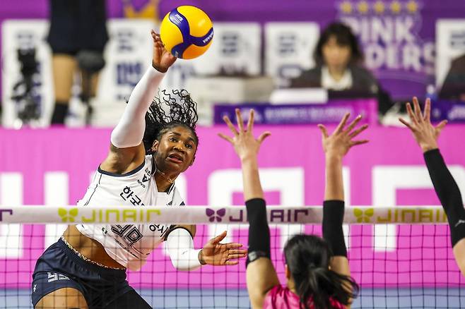 13일 인천 부평구 인천삼산월드체육관에서 열린 2025-2026 프로배구 V리그 여자부 흥국생명과 한국도로공사의 경기, 한국도로공사 모마가 공격하고 있다. 2026.03.13 인천=뉴시스