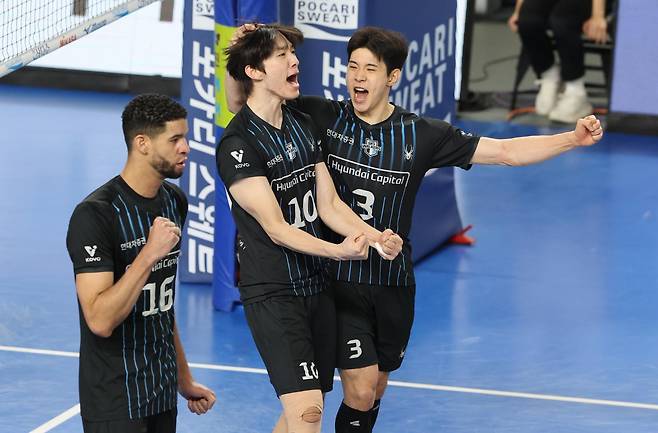 8일 충남 천안 유관순체육관에서 열린 프로배구 2025-2026 V리그 남자부 챔피언 결정전 4차전 대한항공과 현대캐피탈의 경기에서 현대캐피탈 선수들이 환호하고 있다. 뉴스1