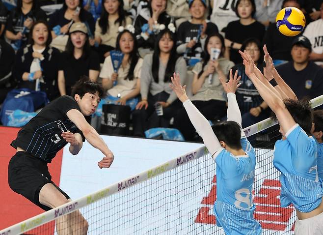 8일 충남 천안 유관순체육관에서 열린 프로배구 2025-2026 V리그 남자부 챔피언 결정전 4차전 대한항공과 현대캐피탈의 경기에서 현대캐피탈 허수봉이 공격을 시도하고 있다. 뉴스1