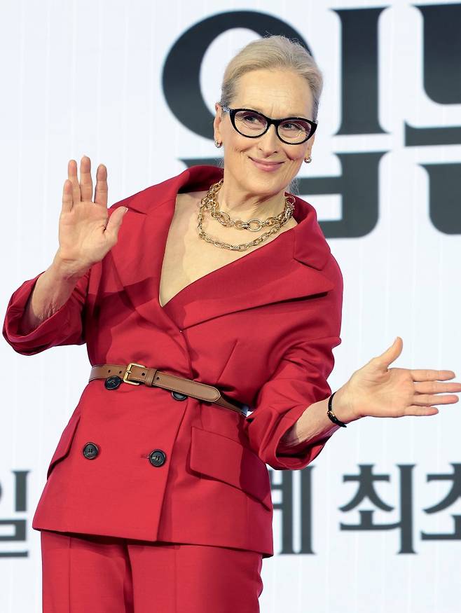 배우 메릴 스트립이 8일 서울 종로구 포시즌스 호텔 서울에서 열린 영화 '악마는 프라다를 입는다 2'(감독 데이빗 프랭클) 내한 기자간담회에서 포즈를 취하고 있다. 뉴스1