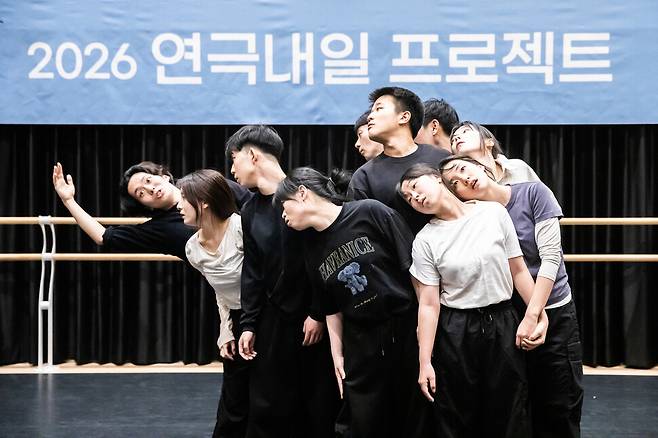 창작 연극 ‘피르다우스’를 공연하는 젊은 연극인들. 한국문화예술위원회 제공