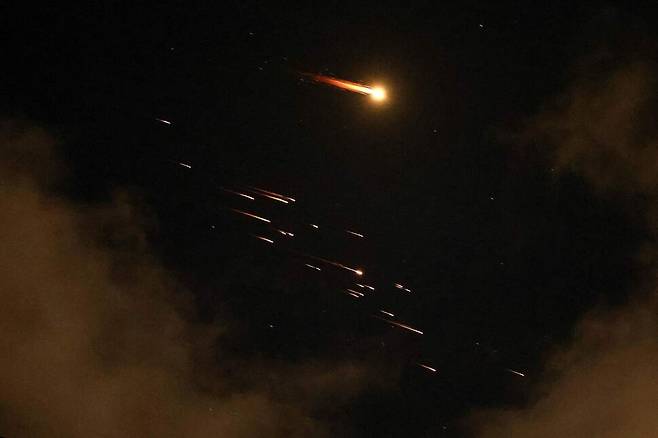 8일(현지시각) 이스라엘 네타냐 상공에 로켓 궤적이 보이고 있다. 이스라엘군은 도널드 트럼프 미국 대통령이 이란의 인프라 공격을 연기하기로 합의했다고 밝힌 직후, 이란이 자국을 향해 미사일을 발사했다고 주장했다. 네타냐/AFP 연합뉴스