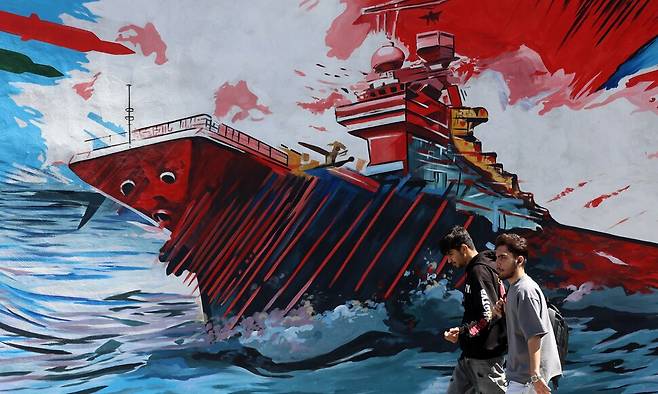 2026년 4월8일 이란 수도 테헤란 시민들이 반미 벽화가 그려진 시내 거리를 걷고 있다. EPA 연합뉴스