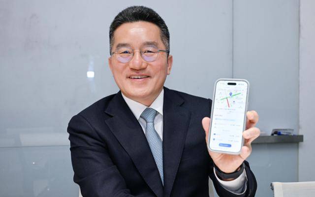 김기혁 SWM 대표가 택시호출 앱 '카카오T'에서 로보택시를 호출하는 방법을 안내하고 있다. 로보택시를 이용하려면 카카오T에서 '서울자율차' 항목을 선택하면 된다. 류효진 선임기자