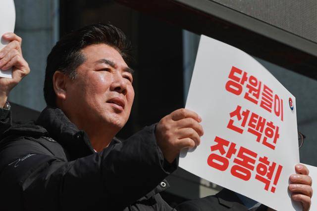 극우 유튜버 고성국씨가 지난달 16일 서울 영등포구 여의도 국민의힘 중앙당사 앞에서 '대한민국자유유튜브총연합회' 주최로 열린 장동혁 국민의힘 대표 지지 집회에 참석해 구호를 외치고 있다. 연합뉴스