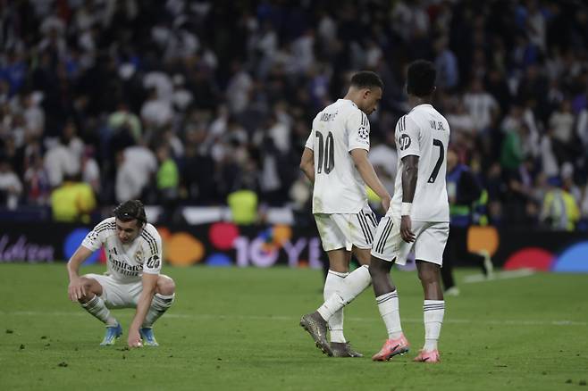 <yonhap photo-2473="">레알 카레라스(왼쪽부터) 음바페, 비니시우스가 8일 뮌헨과의 2025~26 UCL 8강 1차전서 1-2로 패한 뒤 아쉬움을 드러내고 있다. EPA=연합뉴스</yonhap>