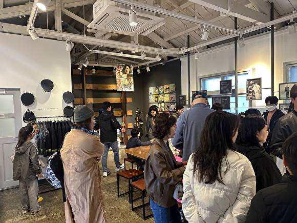 참가자들이 고모역복합문화공간을 관람하고 있다. [사진=수성구]