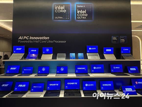 인텔 코어 울트라 시리즈 2·3 기반 삼성전자, LG전자, 델, 레노버, HP 등 9개 제조사의 AI 노트북 30여 종이 전시된 모습. [사진=권서아 기자]