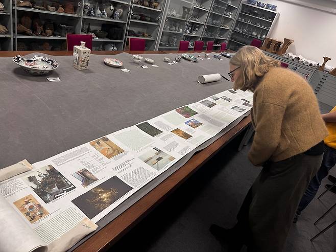 영국 애슈몰린 박물관 큐레이터이자 옥스퍼드에 재직중인 셸라그 베인커 교수가 10m 길이 한지 두루마리 위에 쓴 이진준 교수의 박사논문을 검토하고 있다. 박물관은 5년 검토 끝에 꽤 고가를 주고 이 교수가 제작한 9개 중 1개를 사 영구 소장하기로 했다. [사진 KAIST]