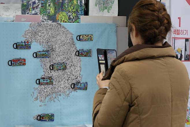 지난달 서울 강서구 코엑스 마곡에서 열린 2026 내나라 여행박람회에서 참관객들이 국내 여행지 정보를 살펴보고 있다. 연합뉴스