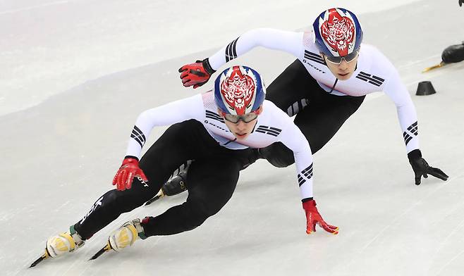 2018 평창동계올림픽 쇼트트랙 남자 1500m 준결승에서 임효준(왼쪽)과 황대헌이 레이스를 펼치고 있다. 연합뉴스