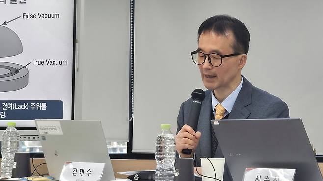 김태수 교수는 원효의 사상과 불교의 화엄사상에 깔린 불교철학의 이치와 양자역학의 원리가 서로 어떻게 통하는지 설명했다. 백성호 기자