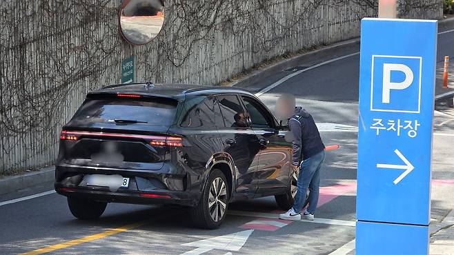 8일 오전 용산구청에서 구청 직원이 차량 끝 번호 ‘8’인 민원인에게 승용차 5부제를 설명하고 있다. 김창용 기자