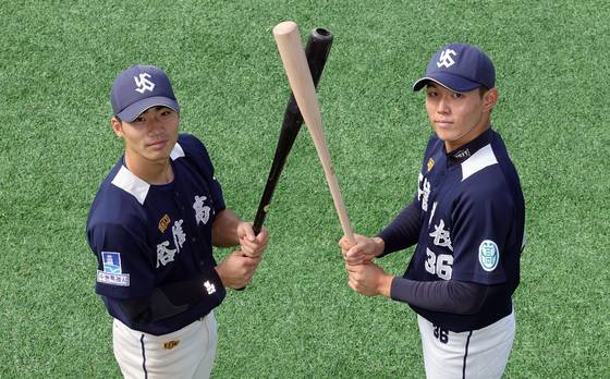 프로 1라운드 지명 뒤 중앙일보와 인터뷰한 신재인(오른쪽)과 오재원. 강정현 기자