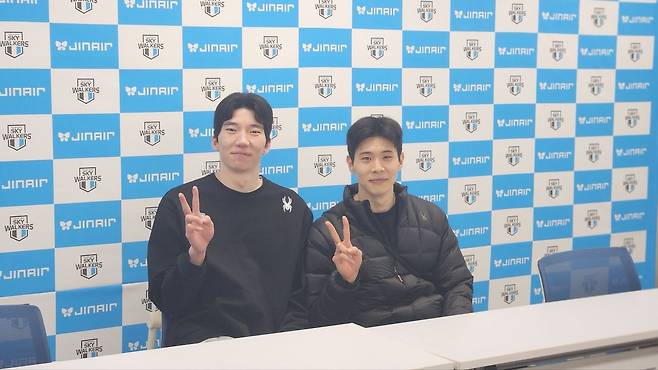 8일 열린 챔프전 4차전에서 승리한 현대캐피탈 허수봉(왼쪽)과 황승빈. 천안=김효경 기자