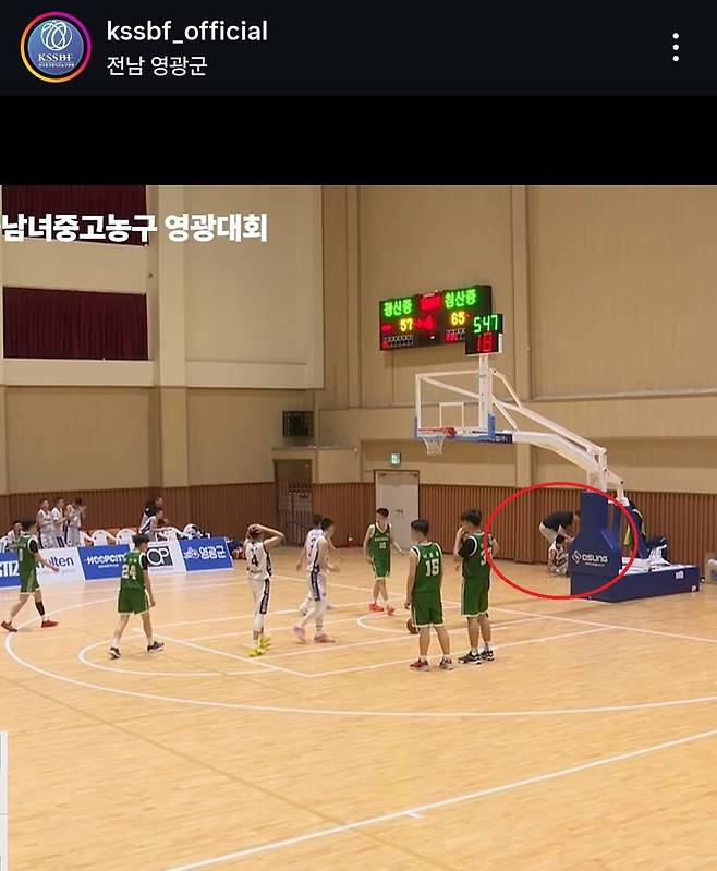 ▲제자가 넘어지자 달려가 손을 내밀고 있는 광신중 유성호 코치(빨간 원)