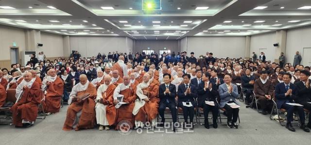 ▲ 대한불교 조계종 총무원장 진우스님과 정동영 통일부장관이 DMZ박물관에서 금강산관광 재개를 위한 남북평화·화해를 기원하고 있다.