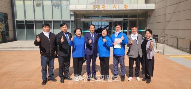 ▲ 우상호 더불어민주당 강원도지사 예비후보가 8일 최동북단 평화접경지 고성군 현내면 DMZ박물관에서 지지자들과 화이팅을 외치며 남북평화공존을 기원했다.