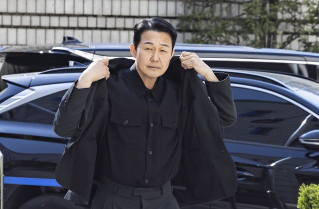 ▲ 배우 박성웅 씨가 임성근 전 해병대 1사단장의 국회에서의 증언·감정법 위반 등 위증 혐의 재판에 증인으로 출석하기 위해 8일 서울 서초구 서울중앙지방법원에 도착해 법정으로 향하고 있다. 연합뉴스