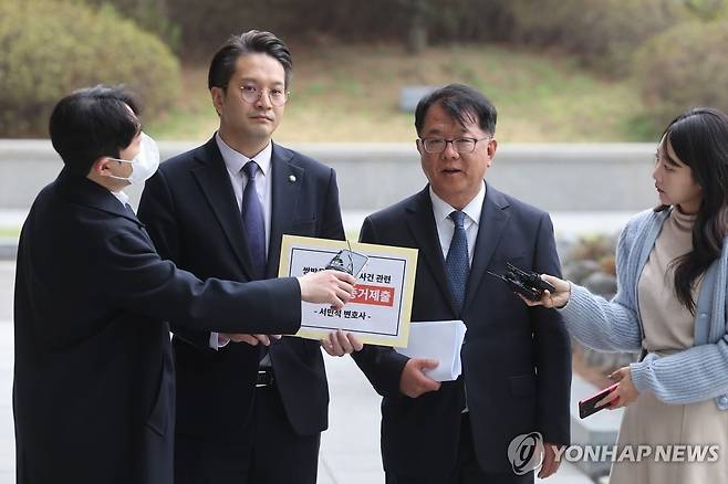 6일 서울고등검찰청 앞에서 더불어민주당 전용기 의원과 서민석 변호사가 쌍방울 대북송금 사건 관련 박상용 검사 녹취 증거 제출 기자회견을 하고 있다.  /연합뉴스