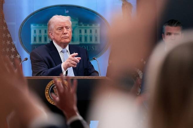 도널드 트럼프 미국 대통령이 6일(현지시간) 백악관 기자실에서 기자들의 질문에 답하고 있다. /로이터연합뉴스